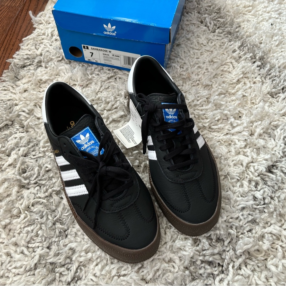Adidas Samba women’s sneaker sz 7